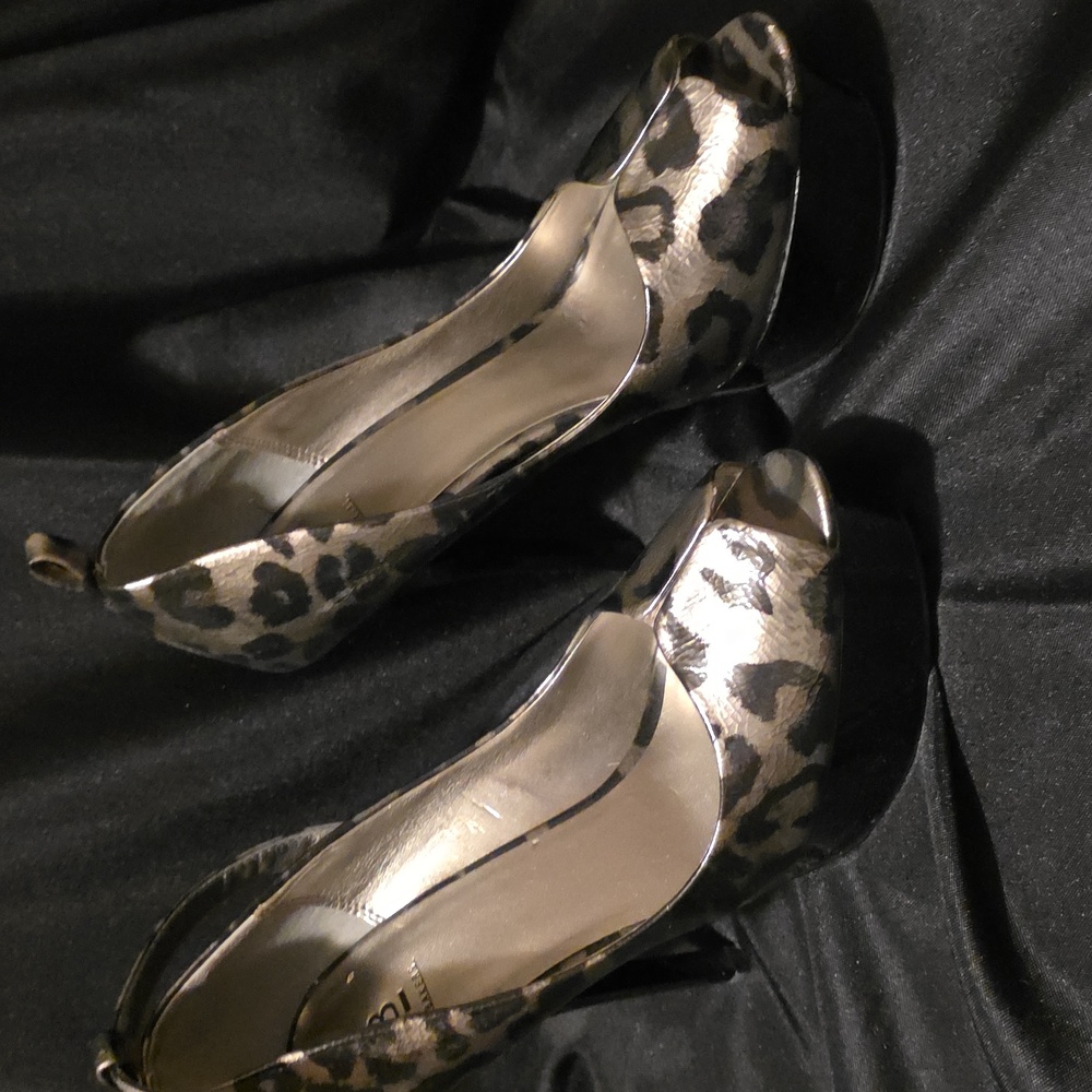 Chic Leopard Print Peep-Toe Heels